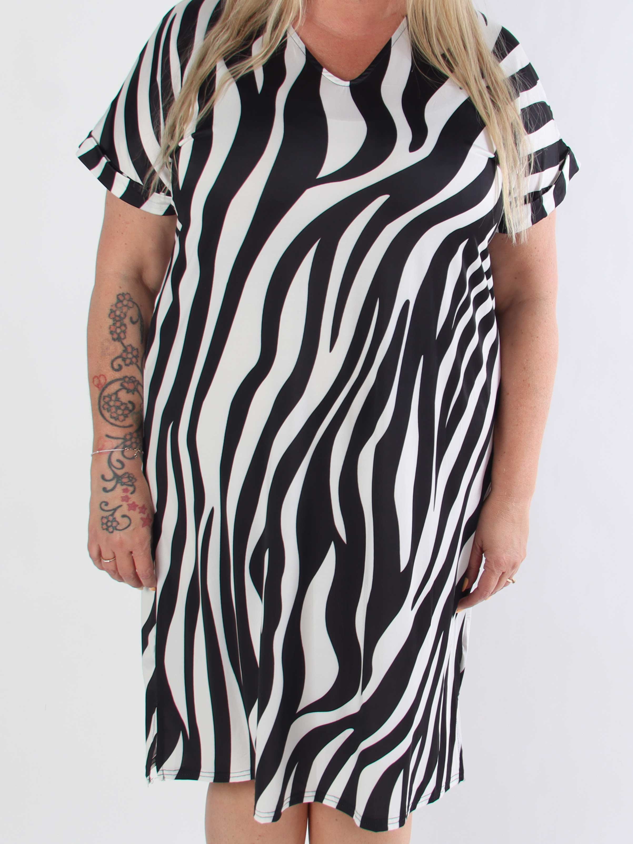 Evie Zebra - Plus size tunikaklänning i elastiskt tyg med zebramönster.